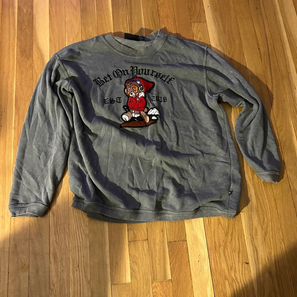 Used Men's Gray Pennant Graphic Sweatshirt that says Bet on Yourself size large